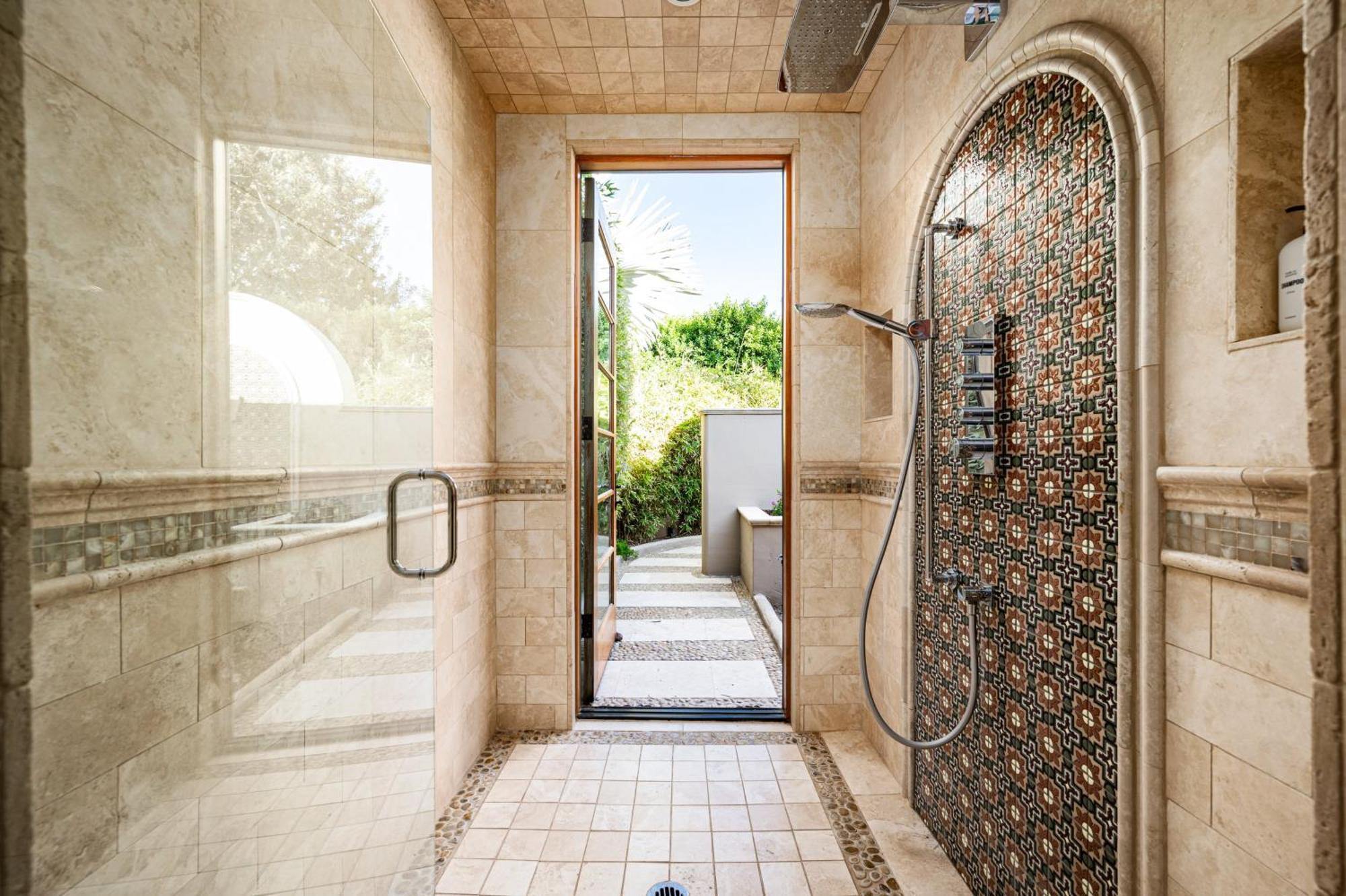Hacienda Gardens Escape The City-life With A Private Oasis *