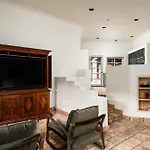 Hacienda Gardens Escape The City-Life With A Private Oasis